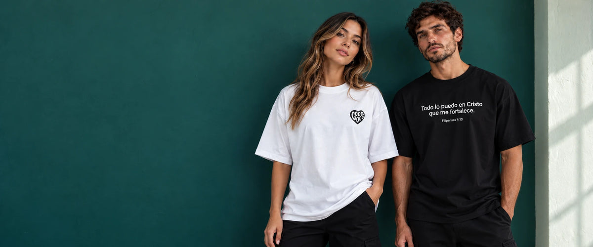 Un hombre con una remera negra y una mujer con una remera blanca de Edificarnos